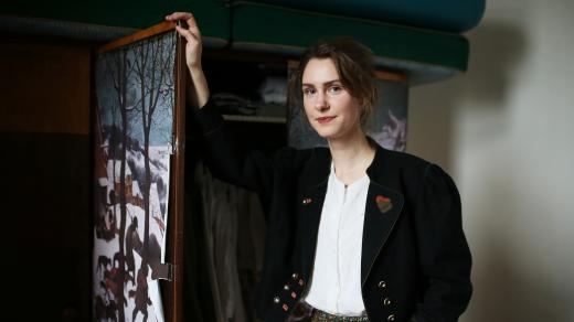 Aneta má v módě ráda vintage a ženskost. Ve svém oblíbeném oblečení chodí na myslivecké bály i do ševcovské dílny