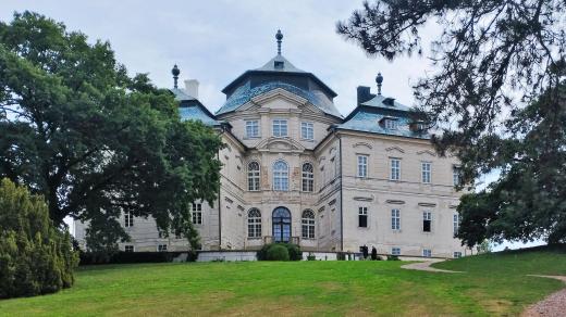 Zámek Kinských Karlova Koruna v Chlumci nad Cidlinou, asi nejkrásnější světská stavba Jana Blažeje Santiniho, postavená přímo pro rod Kinských