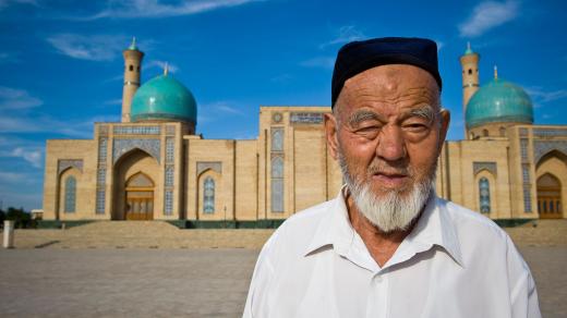 Uzbek před komplexem Hazrati Imam v Taškentu