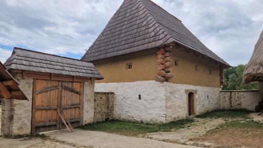 Archeoskanzen Trocnov na Českobudějovicku ukazuje, jak vypadala středověká vesnice se zemanským dvorcem