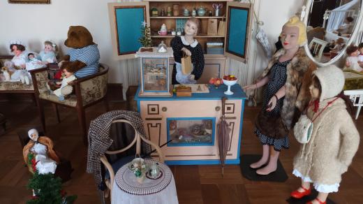 Dotek starých časů. Výstava ze sbírek Vandy Rektorisové na zámku v Hrochově Týnci - cukrárna