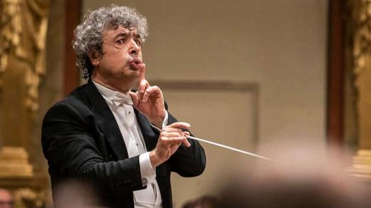 Semjon Byčkov didirguje Českou filharmonii v Musikvereinu.