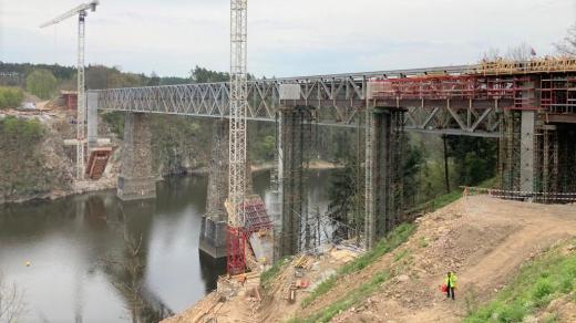 Most se staví těsně vedle historického z roku 1889