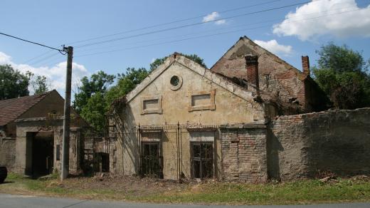 Pohled z ulice na chátrající ruiny