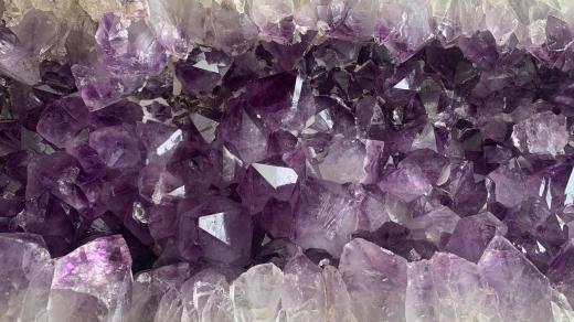 Milovníci drahých kamenů mohou navštívit Galerii minerálů ve Dvoře Králové nad Labem