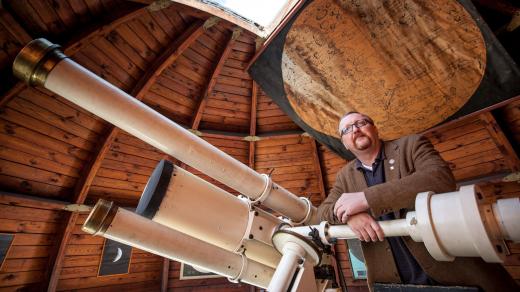 Astronom Miloš Tichý na observatoři Kleť