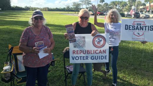 Republikánka Carolyn (stojící uprostřed)