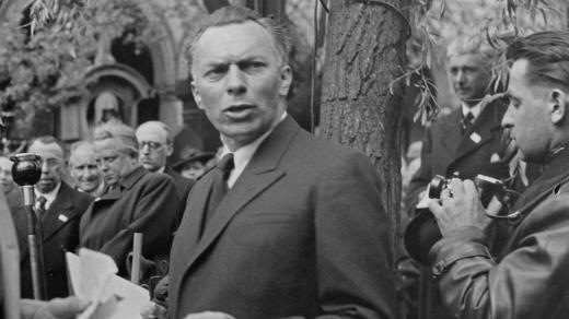 František Kocourek při natáčení reportáže z uložení ostatků K. H. Máchy na Vyšehradě (7. 5. 1939)