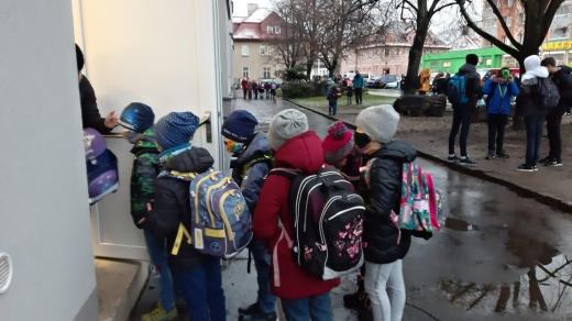Do školy se chodí několika vchody