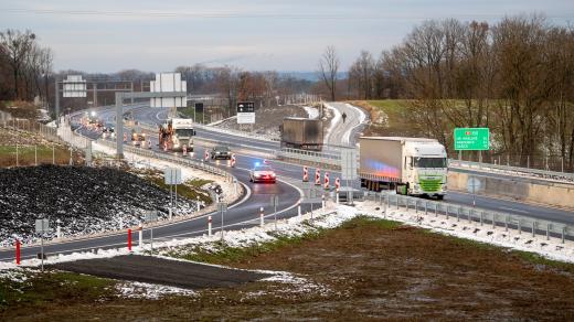 Policejní vůz na nově otevřeném úseku dálnice D35 mezi Časy a Ostrovem