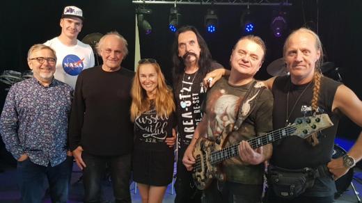 Lucie Výborná natáčela rozhovor přímo na zkoušce kapely Pražský výběr