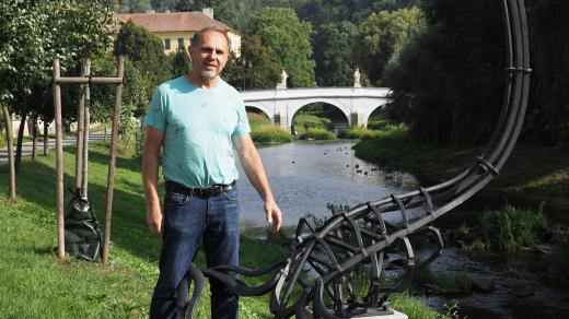 Znamení zvěrokruhu pro Náměšť nad Oslavou navrhl a ukoval Pavel Tasovský