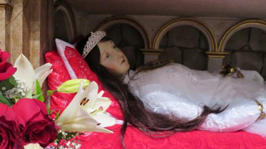 Pohyblivá loutka sv. Filomény pod oltářem kostela v Koclířově