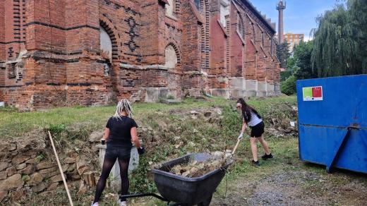 Okolí nové synagogy ve Velkém Meziříčí pomohli uklidit dobrovolníci