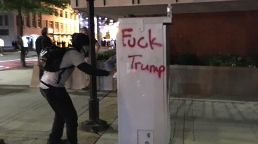 Demonstranti skandují hesla proti rasismu, proti policii, proti Donaldu Trumpovi