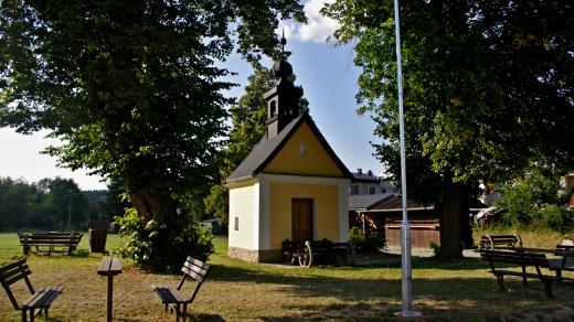 Kaplička z roku 1871 nedaleko požární nádrže