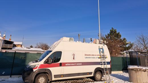 Dodávka vybavená speciální přístroji na měření ovzduší