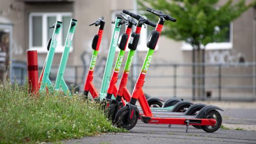 Koloběžky zaparkované na Zborovském náměstí v Pardubicích