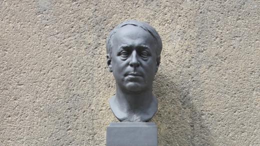 Pamětní deska básníka Konstantina Biebla na domě č.p. 401, Praha 2 - Nov Město, Na Výtoni 7