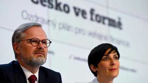 Vláda představila konsolidační balíček a návrh změn penzí. Na snímku premiér Petr Fiala a předsedkyně Poslanecké sněmovny Markéta Pekarová Adamová