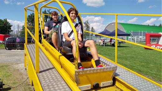 Dva dobrovolníci na nárazovém simulátoru