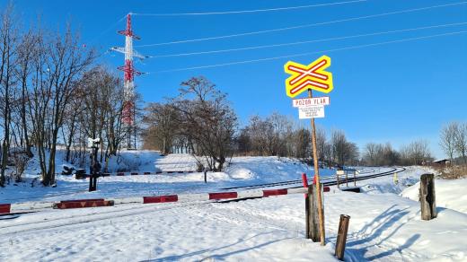 Na tomto železničním přejezdu se závory zvedají pouze v případě, že si o to lidé zavolají