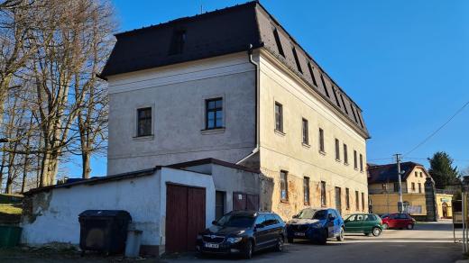Na opravu nejstaršího domu v městysy nemá Větrný Jeníkov peníze, nabídne ho k prodeji