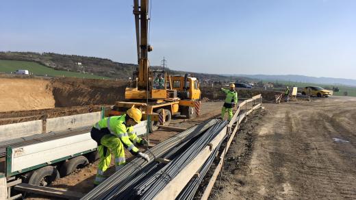 Stavba jednoho z mostů na dálnici D1 u Přerova