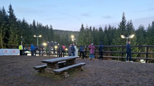 Někteří fanoušci sledují mistrovství světa v biatlonu u bez vstupenek na tribuny