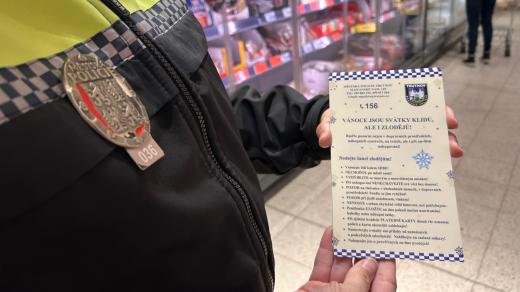 Vánoční nákupy lákají zloděje. Do obchodních center a na trhy se preventivně vydávají i strážníci