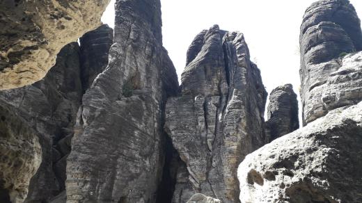 Cestou turista prochází mezi pískovcovými bloky