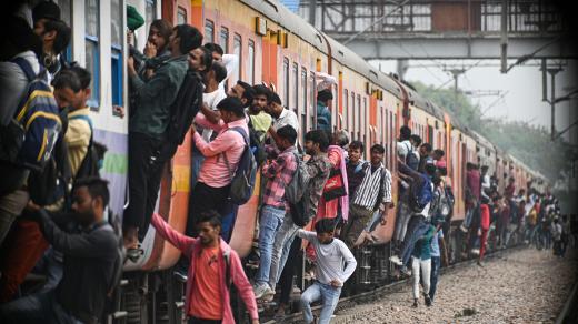 Přeplněný vlak na nádraží v Ghaziabad na předměstí Nového Dillí v Indii