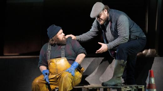 Allan Clayton jako Peter Grimes, Bryn Terfel jako kapitán Balstrode Peter Grimes. Opera v Royal Opera House, Londýn, Velká Británie; 16. března 2022