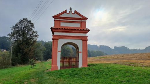 Některé kaple poutní cesty nejsou kaplemi, ale branami, protože symbolizují brány rozměrové kopie města Jeruzaléma