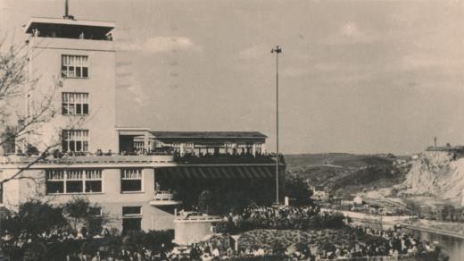 Barrandov v roce 1945. Areálu dominuje funkcionalistická vyhlídková restaurace Terasy Barrandov od architekta Maxe Urbana. Jsou součástí urbanistického projektu Václava M. Havla na zahradní čtvrť na svahu kopce Habrová