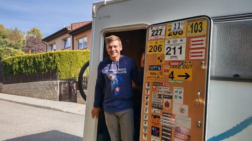Hasič, kynolog a musher Vacláv Vančura v upraveném obytném voze vozí až 10 psů. A také jednu kočku...