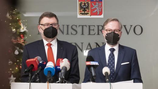 Ministr financí Zbyněk Stanjura a premiér Petr Fiala