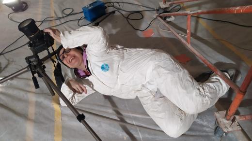 Restaurátorka Jana Waisserová při dokumentování výzdoby zámku v Červené Lhotě