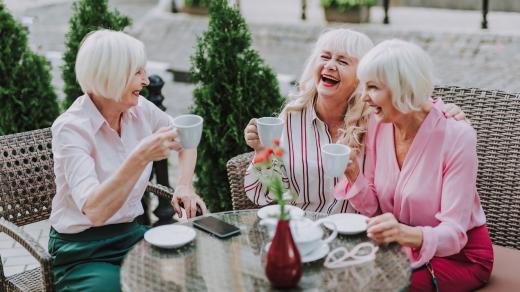 Starší ženy, přítelkyně, kavárna, zábava, setkání, přátelství, kamarádství, drby, ilustrační foto