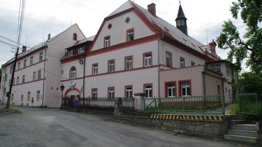 Dnešní podoba někdejšího zámku pochází z dob přestavby Mariannou Oranžskou