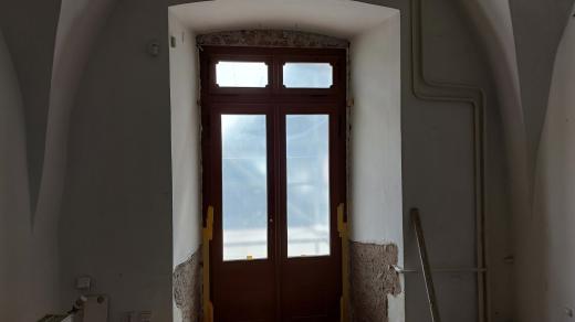 Místo, kde byl zasazený kamenný parapet