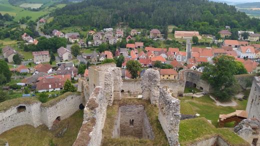 Impozantní hrad  v pošumavské krajině nabízí i nezapomenutelný výhled do kraje