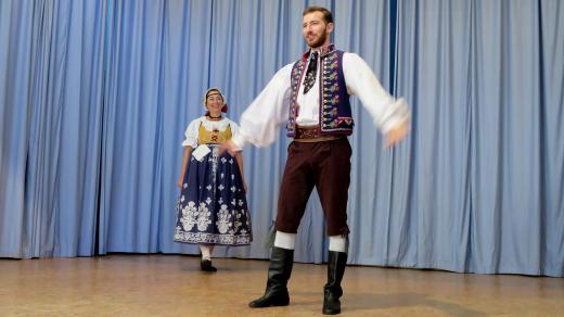 Tanec doplňují další prvky, jako je zpěv, tleskání nebo dupání