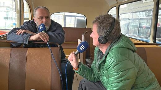 Přímý přenos z autobusu - konkrétně z historického autobusu Praga RND z roku 1947 v Technickém muzeu Liberec. Zleva: Tomáš Krebs z Boveraclubu a redaktor Jaroslav Hoření