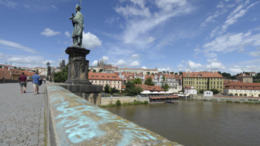 Neznámý vandal posprejoval část Karlova mostu v Praze