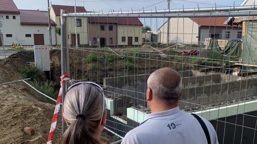 Manželé Ševelovi stojí u staveniště svého domu