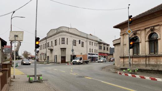 Na frekventované křižovatce v Sezemicích budou dopravu řídit semafory