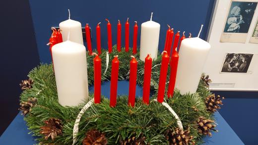 Rekonstrukce prvního adventního věnce, který měl kromě hlavních svící také menší svíčky na všední dny