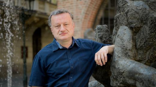 Prorektor Univerzity Karlovy pro vědu a výzkum a vedoucí výzkumné skupiny na Ústavu organické chemie a biochemie Akademie věd České republiky Jan Konvalinka.