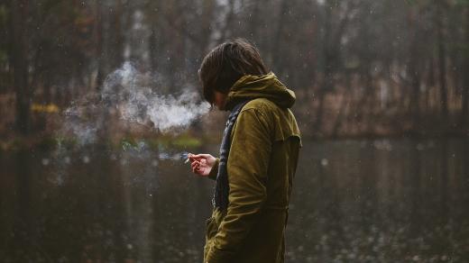 kouření, chlapec, muž s cigaretou